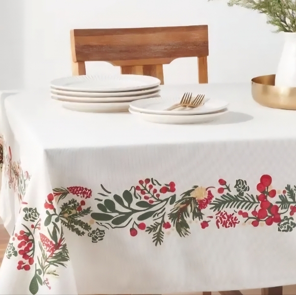 Nwot Festive Cotton Holly Berry Print Tablecloth - Picture 2 of 2